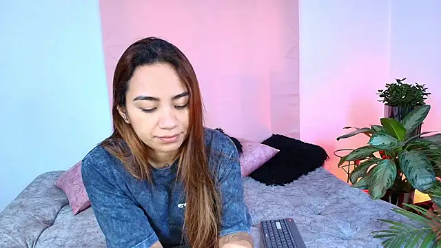 Jules n Gia online show from November 1, 2025, 5:40 pm