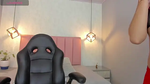 SUNNYCYRUS online show from October 31, 2025, 12:35 pm