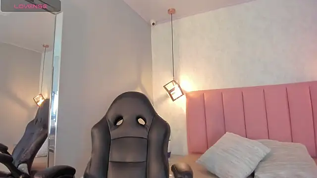 SUNNYCYRUS online show from October 24, 2025, 12:26 pm