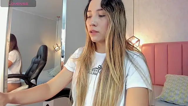 SUNNYCYRUS online show from April 29, 2026, 12:53 pm
