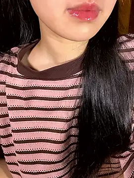 minmin2kk5 online show from December 3, 2025, 3:22 pm