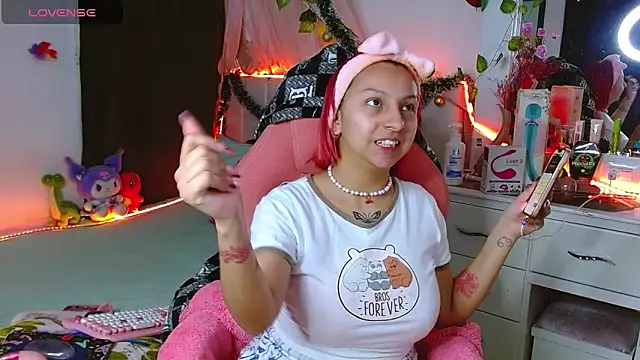 Snapshot of Littlerouse_ chatting on December 19, 2025, 10:34 pm Littlerouse online show from December 19, 2025, 10:34 pm