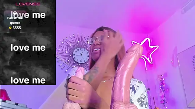 Tiffany Valentine15 online show from November 6, 2025, 6:45 pm