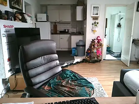 mihaimichael online show from December 15, 2025, 1:50 pm