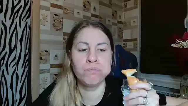 Snapshot of TherestlessKitty chatting on February 21, 2026, 10:12 pm TherestlessKitty online show from February 21, 2026, 10:12 pm