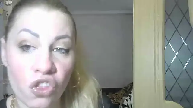 Snapshot of TherestlessKitty chatting on March 17, 2025, 6:07 am TherestlessKitty online show from March 17, 2025, 6:07 am