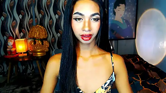 PrettyLatiina online show from December 4, 2024, 3:37 pm