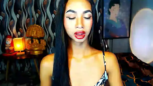 PrettyLatiina online show from December 8, 2024, 7:00 pm