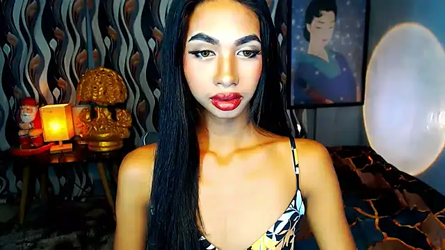 PrettyLatiina online show from December 4, 2024, 6:44 pm