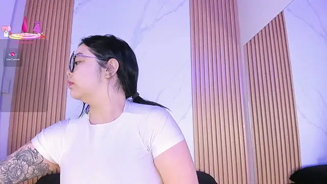 juicy led  online show from November 11, 2025, 11:16 am