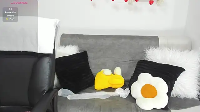 AprilDubois online show from March 4, 2025, 2:42 pm