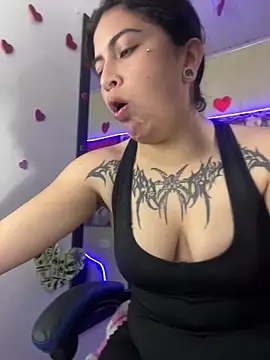 Snapshot of _luna_torres chatting on June 18, 2026, 1:05 pm luna torres online show from June 18, 2026, 1:05 pm
