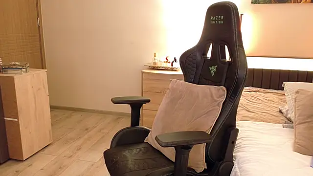 joycesilver online show from December 5, 2025, 9:19 am