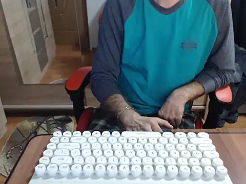 uncutguy01 online show from October 26, 2025, 5:52 am