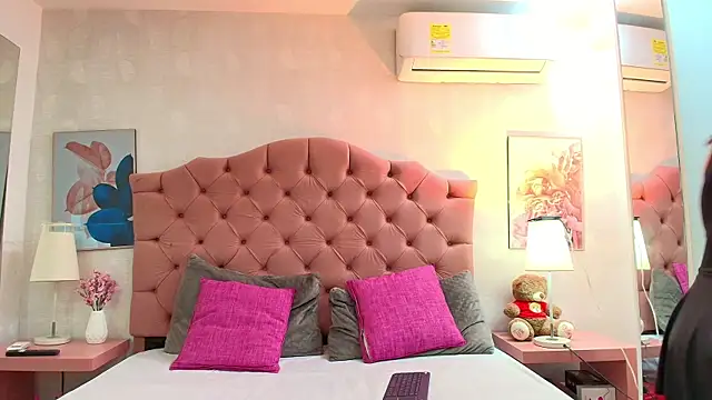 Snapshot of ThyaraJhons chatting on March 7, 2026, 11:49 am ThyaraJhons online show from March 7, 2026, 11:49 am