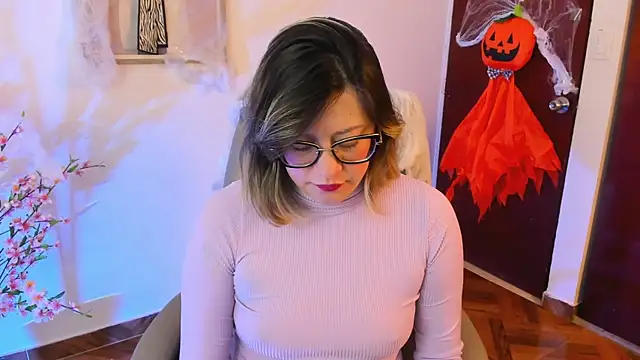 Chanelll Taylorr  online show from October 22, 2025, 9:09 am