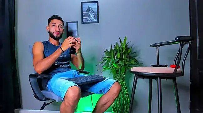 Snapshot of Damian_022 chatting on March 14, 2025, 9:54 pm Damian 022 online show from March 14, 2025, 9:54 pm