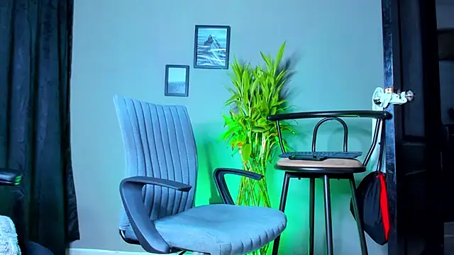 Snapshot of Damian_022 chatting on November 11, 2025, 11:27 am Damian 022 online show from November 11, 2025, 11:27 am