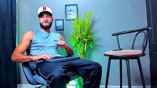 Snapshot of Damian_022 chatting on October 10, 2025, 7:04 pm Damian 022 online show from October 10, 2025, 7:04 pm