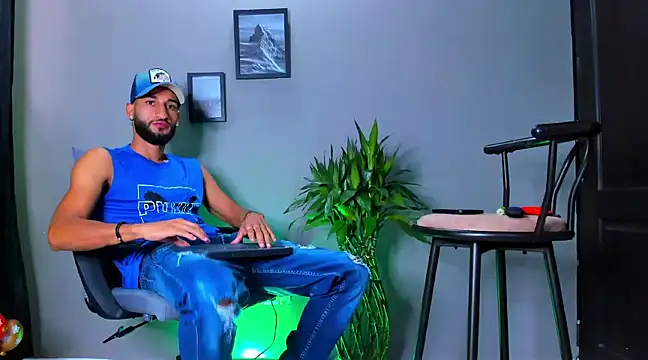 Snapshot of Damian_022 chatting on March 12, 2025, 2:12 pm Damian 022 online show from March 12, 2025, 2:12 pm