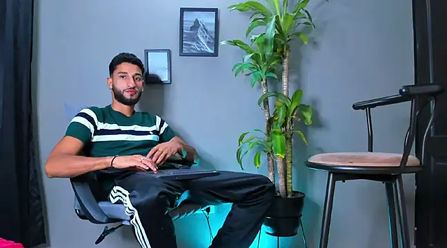 Snapshot of Damian_022 chatting on February 19, 2025, 9:25 pm Damian 022 online show from February 19, 2025, 9:25 pm