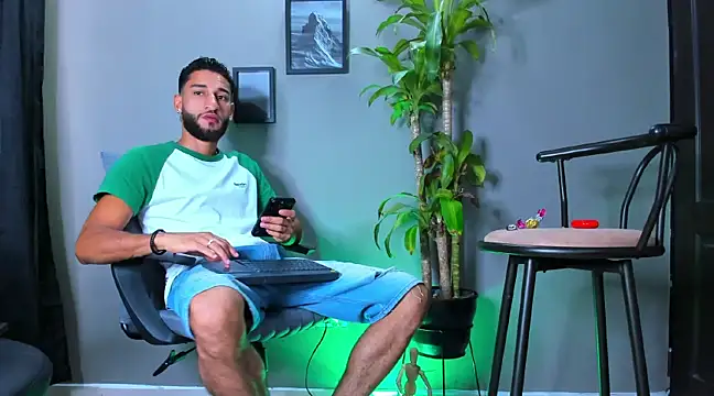 Snapshot of Damian_022 chatting on March 3, 2025, 4:58 pm Damian 022 online show from March 3, 2025, 4:58 pm