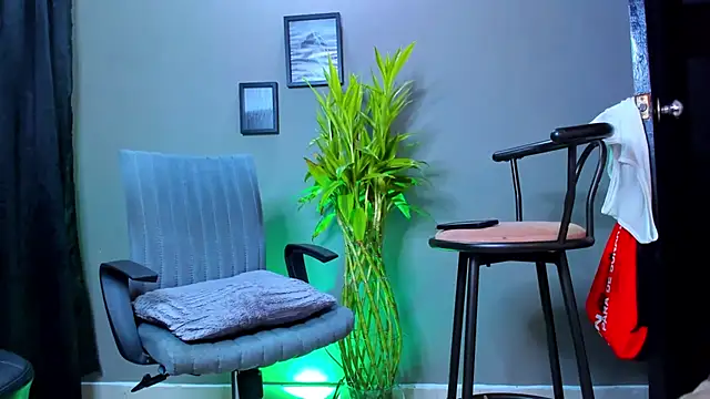 Snapshot of Damian_022 chatting on October 8, 2025, 11:01 am Damian 022 online show from October 8, 2025, 11:01 am