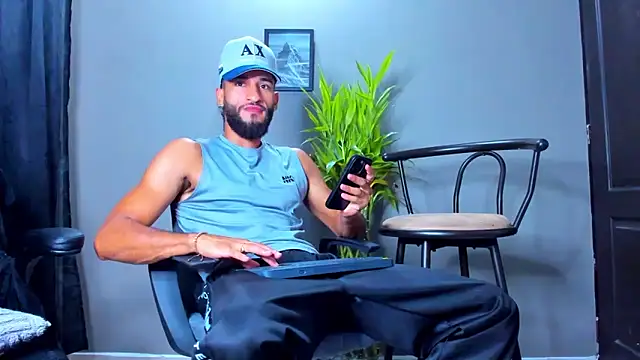 Snapshot of Damian_022 chatting on November 7, 2025, 1:48 pm Damian 022 online show from November 7, 2025, 1:48 pm