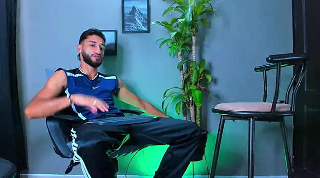 Snapshot of Damian_022 chatting on February 26, 2025, 1:43 pm Damian 022 online show from February 26, 2025, 1:43 pm