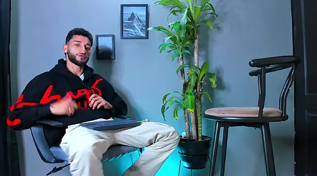 Snapshot of Damian_022 chatting on February 19, 2025, 12:57 am Damian 022 online show from February 19, 2025, 12:57 am