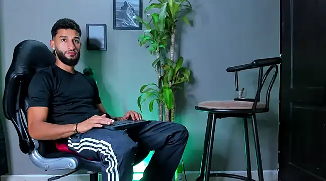 Snapshot of Damian_022 chatting on January 3, 2025, 1:38 am Damian 022 online show from January 3, 2025, 1:38 am