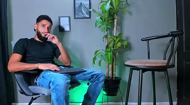 Snapshot of Damian_022 chatting on January 15, 2025, 11:40 pm Damian 022 online show from January 15, 2025, 11:40 pm