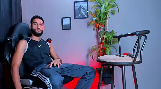 Snapshot of Damian_022 chatting on December 20, 2024, 3:31 pm Damian 022 online show from December 20, 2024, 3:31 pm