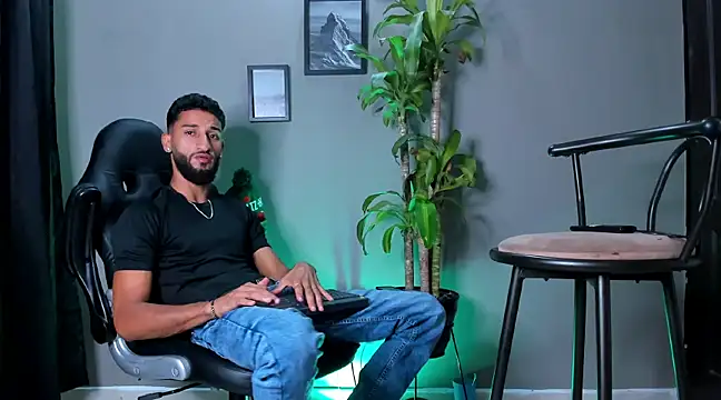 Snapshot of Damian_022 chatting on December 29, 2024, 1:24 am Damian 022 online show from December 29, 2024, 1:24 am