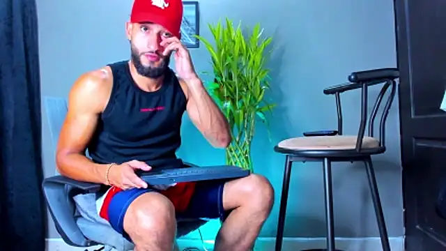 Snapshot of Damian_022 chatting on March 19, 2026, 12:32 am Damian 022 online show from March 19, 2026, 12:32 am