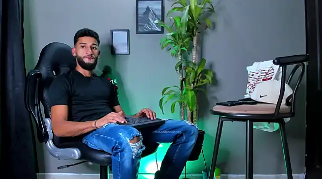 Snapshot of Damian_022 chatting on December 30, 2024, 2:09 am Damian 022 online show from December 30, 2024, 2:09 am