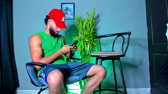 Snapshot of Damian_022 chatting on November 13, 2025, 11:14 am Damian 022 online show from November 13, 2025, 11:14 am