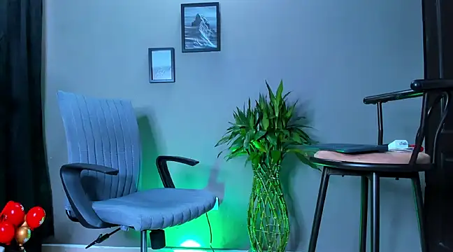 Snapshot of Damian_022 chatting on March 13, 2025, 5:18 pm Damian 022 online show from March 13, 2025, 5:18 pm