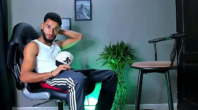 Snapshot of Damian_022 chatting on January 4, 2025, 4:01 am Damian 022 online show from January 4, 2025, 4:01 am