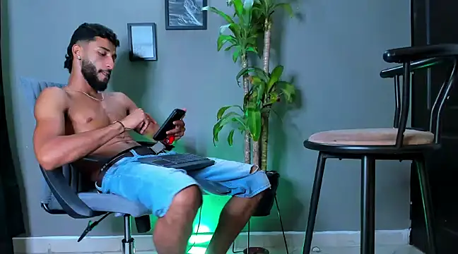 Snapshot of Damian_022 chatting on January 24, 2025, 10:51 pm Damian 022 online show from January 24, 2025, 10:51 pm