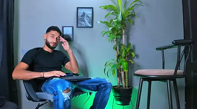 Snapshot of Damian_022 chatting on February 22, 2025, 1:00 am Damian 022 online show from February 22, 2025, 1:00 am