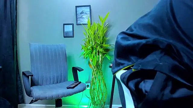 Snapshot of Damian_022 chatting on October 19, 2025, 2:20 pm Damian 022 online show from October 19, 2025, 2:20 pm