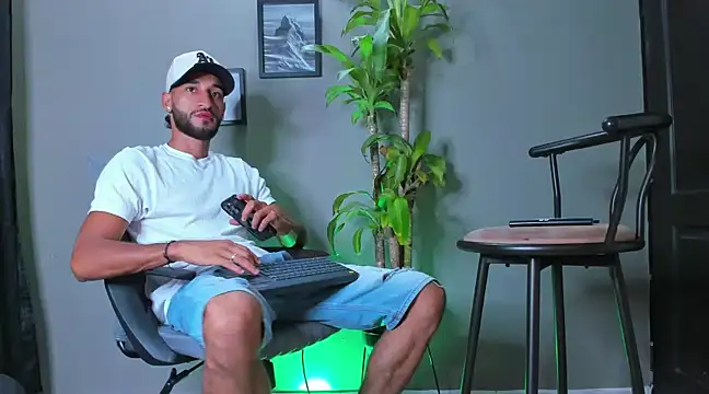 Snapshot of Damian_022 chatting on February 9, 2025, 4:46 am Damian 022 online show from February 9, 2025, 4:46 am