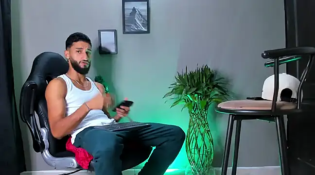 Snapshot of Damian_022 chatting on January 5, 2025, 7:07 pm Damian 022 online show from January 5, 2025, 7:07 pm