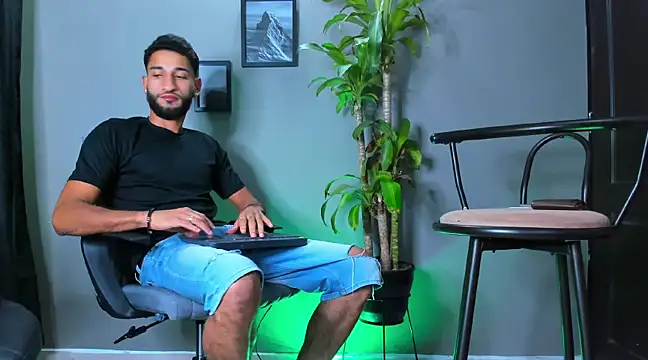 Snapshot of Damian_022 chatting on March 3, 2025, 9:48 pm Damian 022 online show from March 3, 2025, 9:48 pm