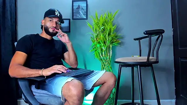 Snapshot of Damian_022 chatting on February 24, 2026, 4:24 am Damian 022 online show from February 24, 2026, 4:24 am