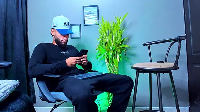 Snapshot of Damian_022 chatting on October 24, 2025, 2:16 pm Damian 022 online show from October 24, 2025, 2:16 pm