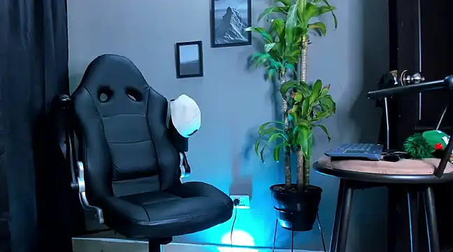 Snapshot of Damian_022 chatting on December 21, 2024, 6:22 pm Damian 022 online show from December 21, 2024, 6:22 pm