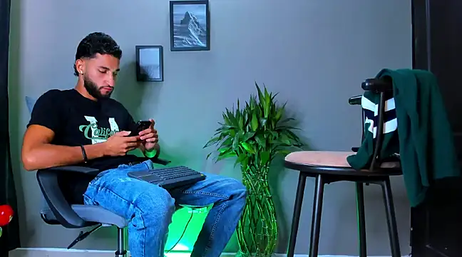 Snapshot of Damian_022 chatting on March 11, 2025, 4:51 pm Damian 022 online show from March 11, 2025, 4:51 pm