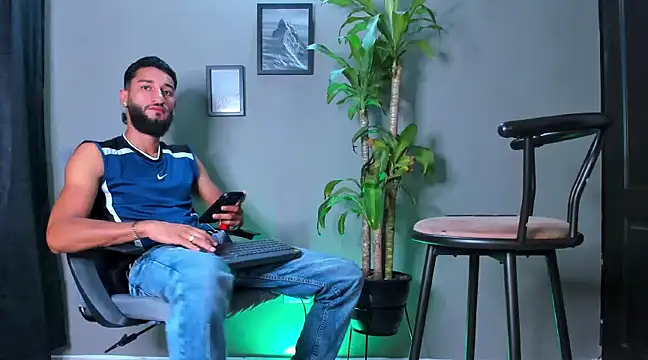 Snapshot of Damian_022 chatting on January 19, 2025, 4:14 pm Damian 022 online show from January 19, 2025, 4:14 pm